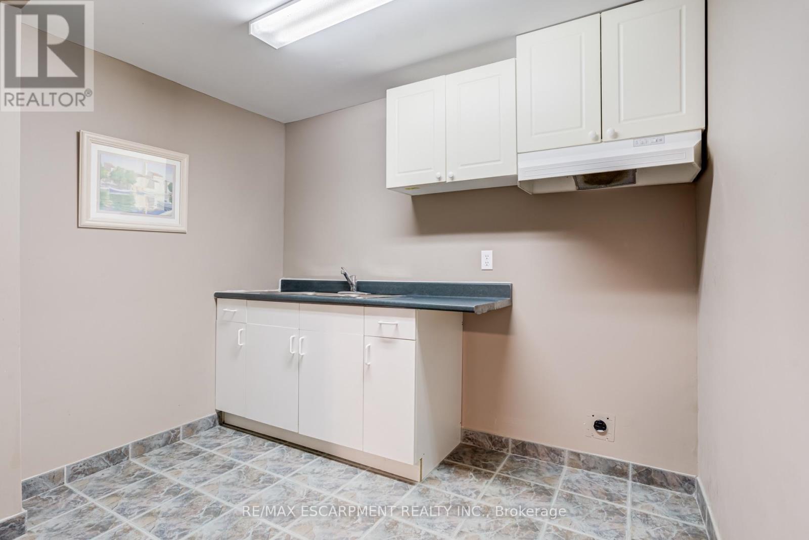 #61 3045 NEW STREET - 36