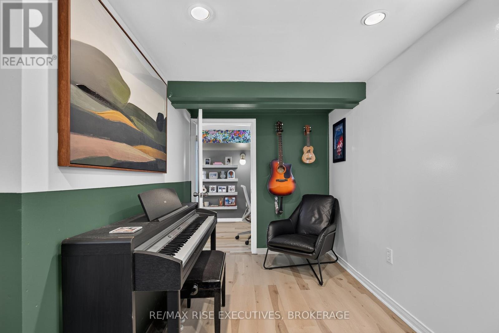 807 BROCK STREET - 45