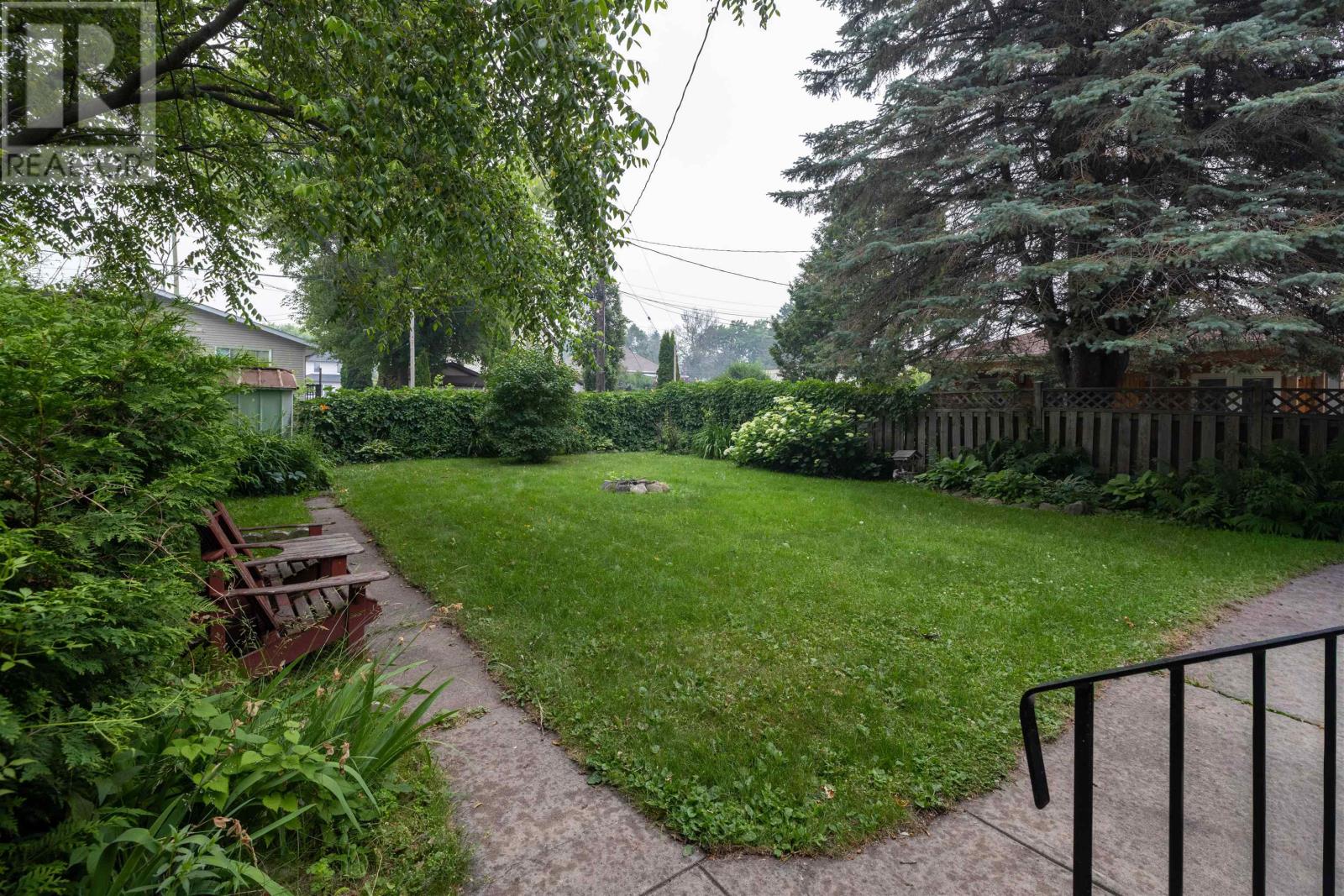 1537 Sills ST - 8