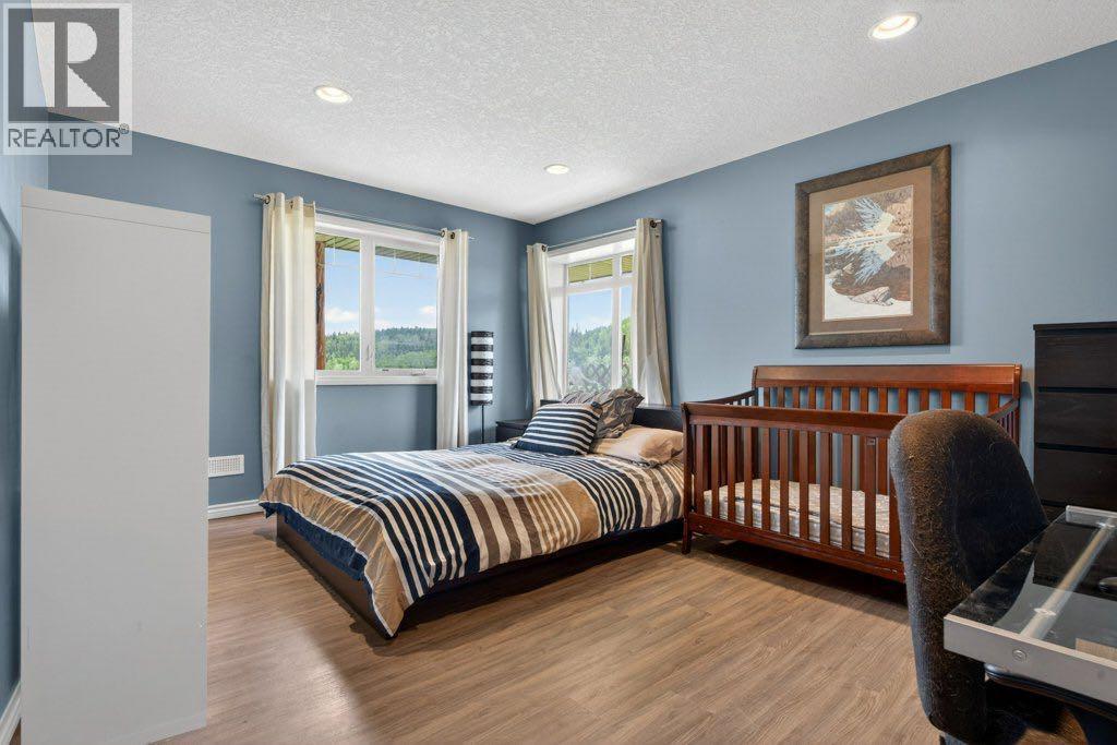 274136 272 Street W - 30