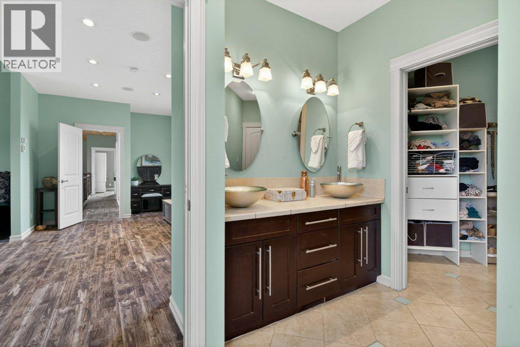 274136 272 Street W - 25