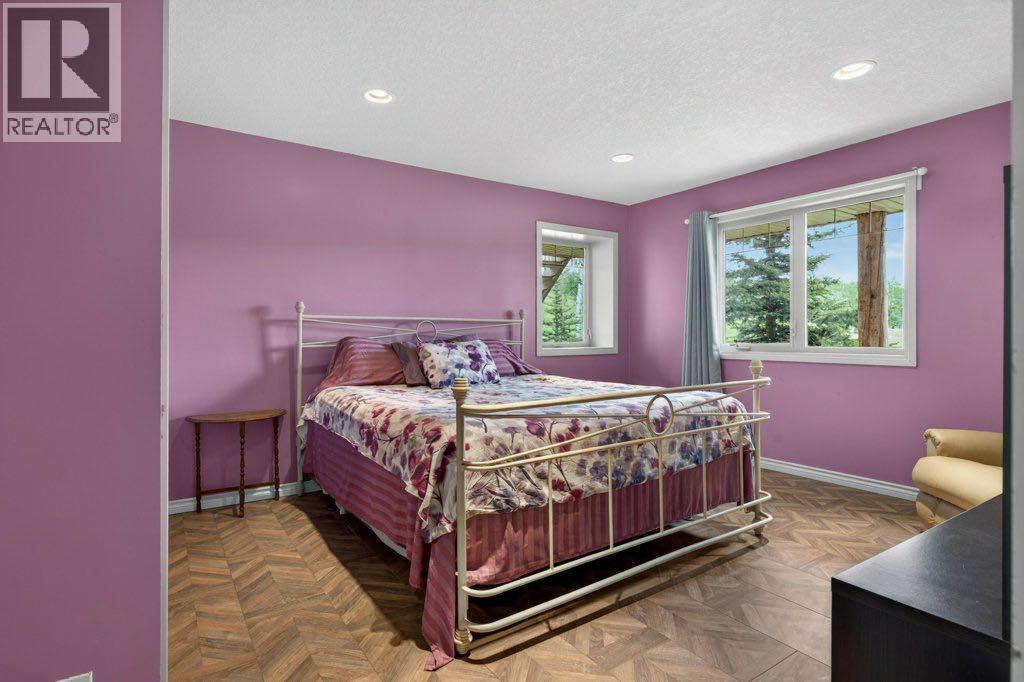 274136 272 Street W - 28