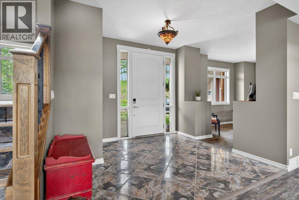 274136 272 Street W - 3