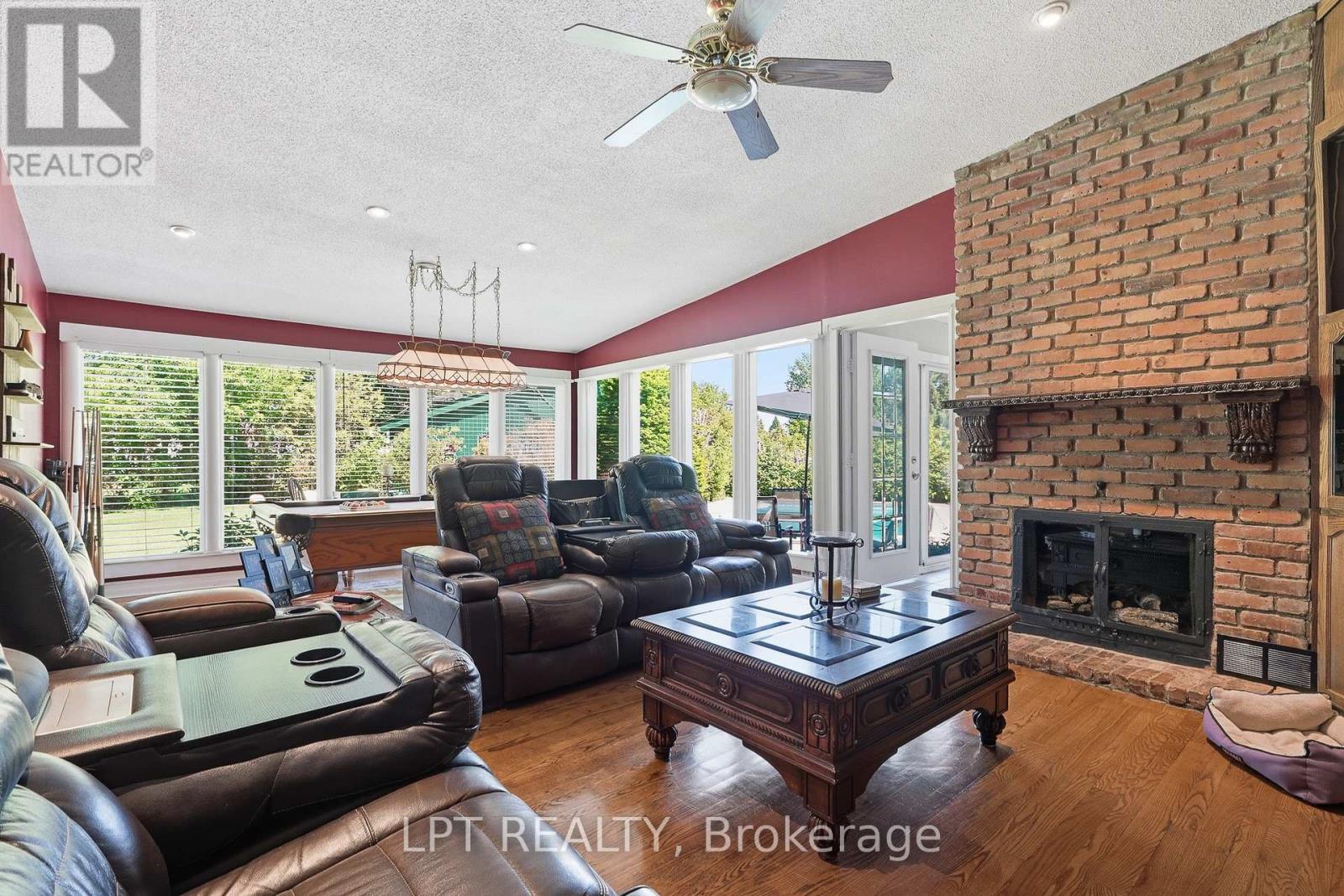 18 LOUISE CRESCENT - 12
