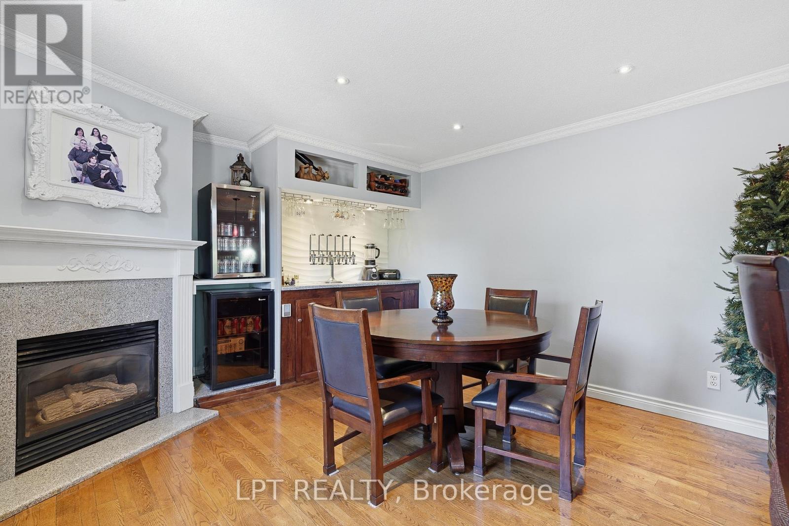 18 LOUISE CRESCENT - 17