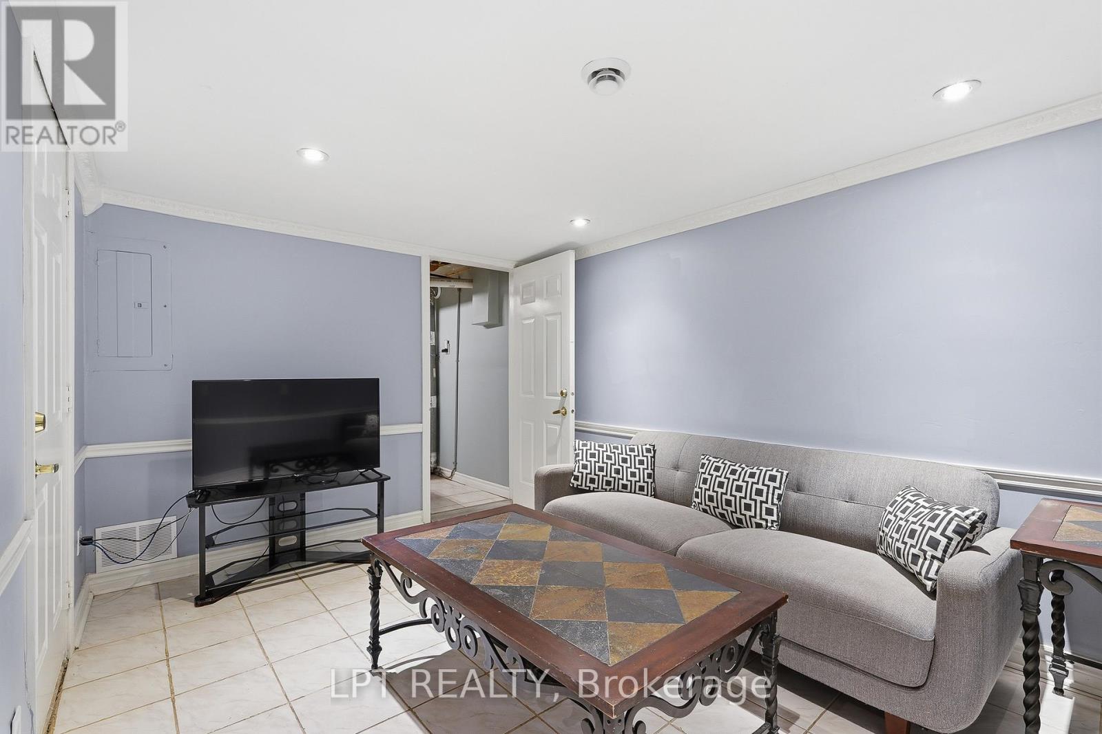 18 LOUISE CRESCENT - 23