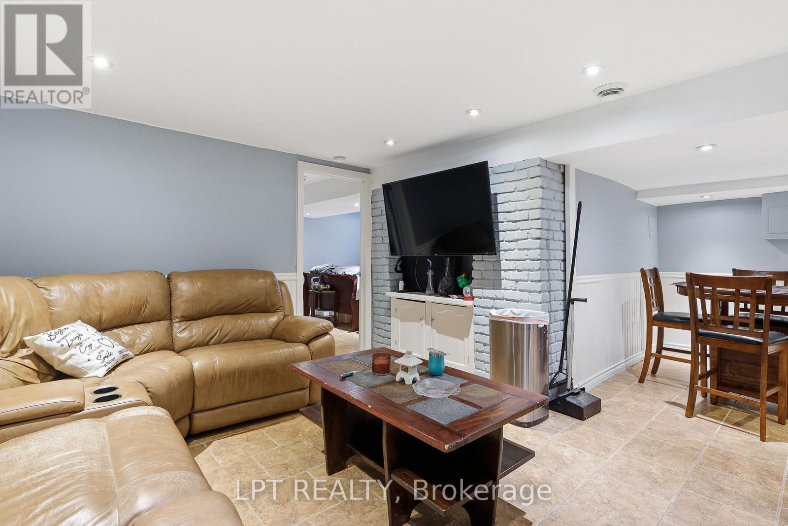 18 LOUISE CRESCENT - 28