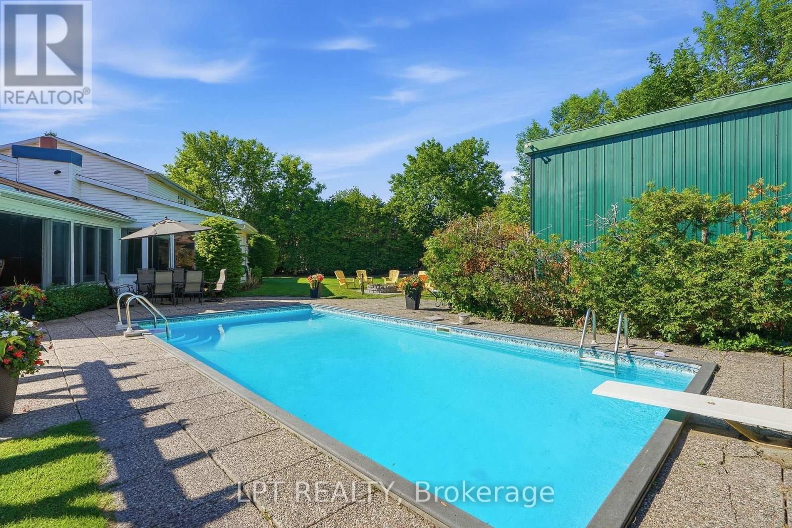 18 LOUISE CRESCENT - 34
