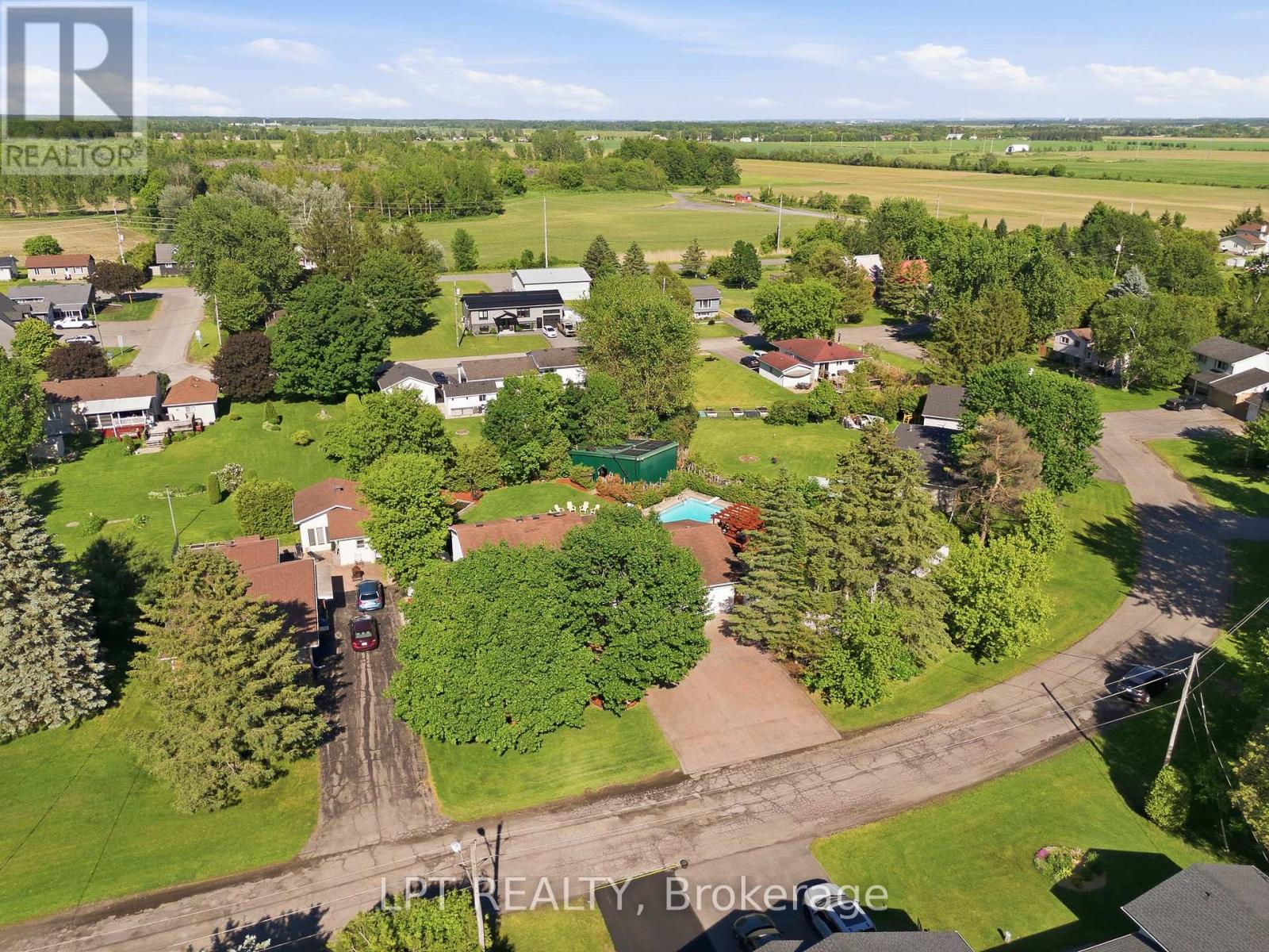 18 LOUISE CRESCENT - 38