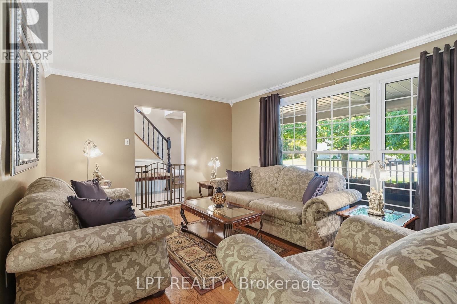 18 LOUISE CRESCENT - 6