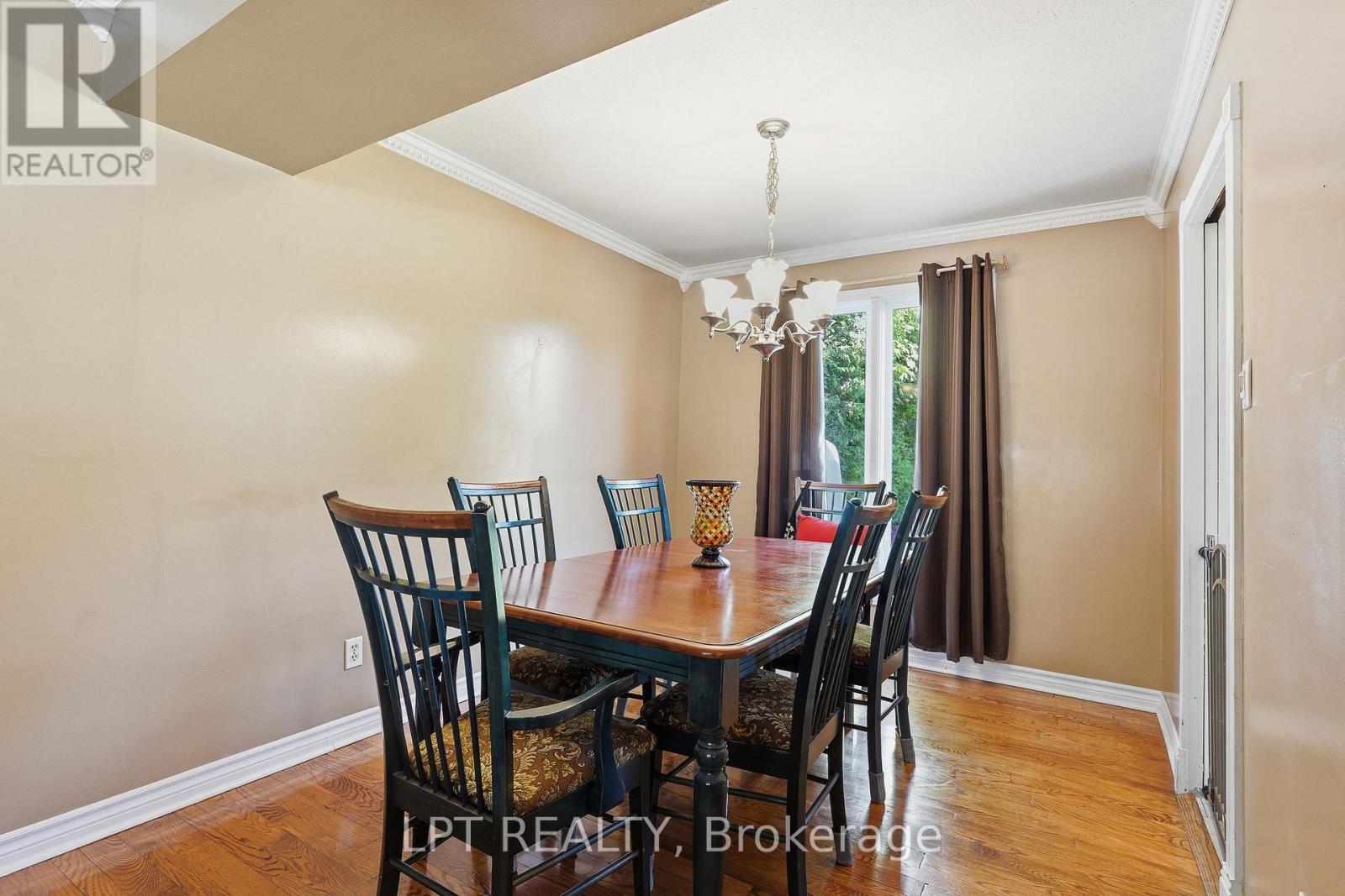 18 LOUISE CRESCENT - 7