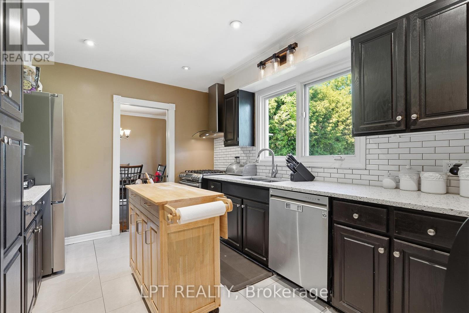 18 LOUISE CRESCENT - 8