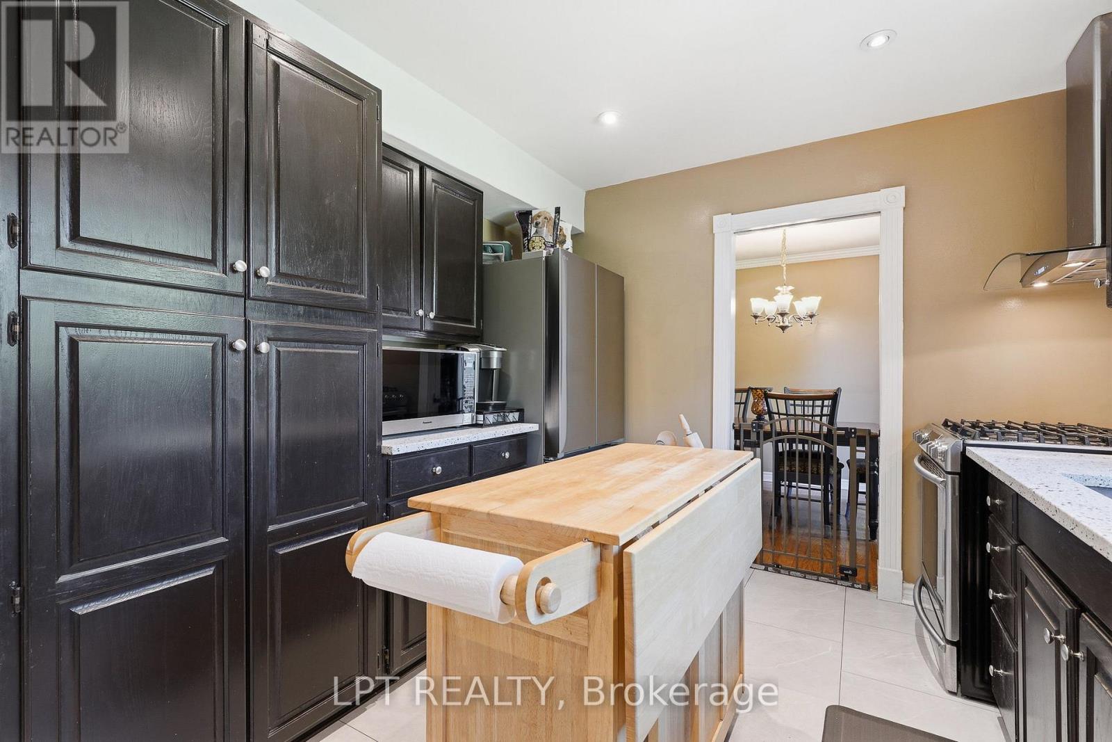 18 LOUISE CRESCENT - 9