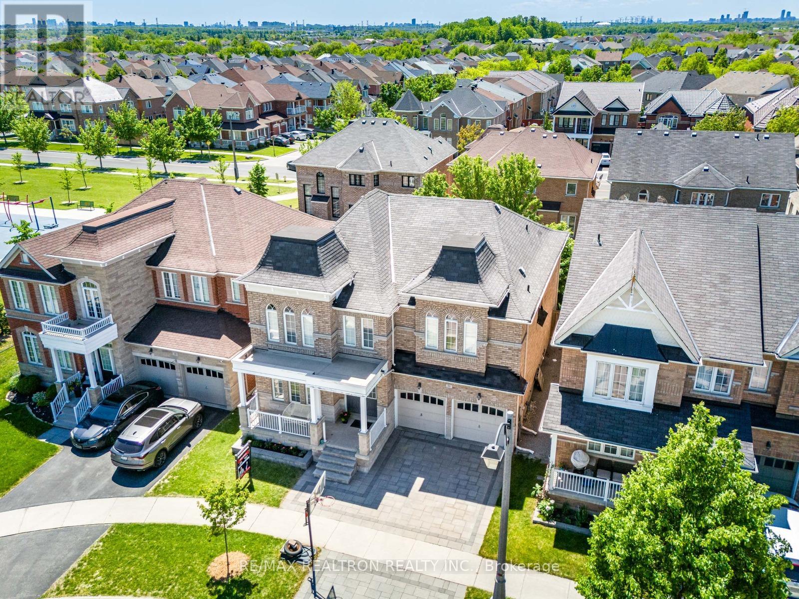 21 RENNIE AVENUE - 2