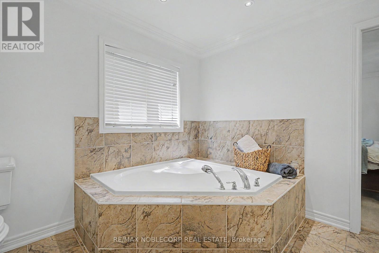 68 MEADOWGLEN BOULEVARD - 23