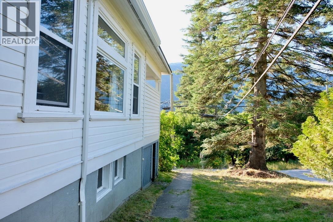 824 SILICA Street - 6