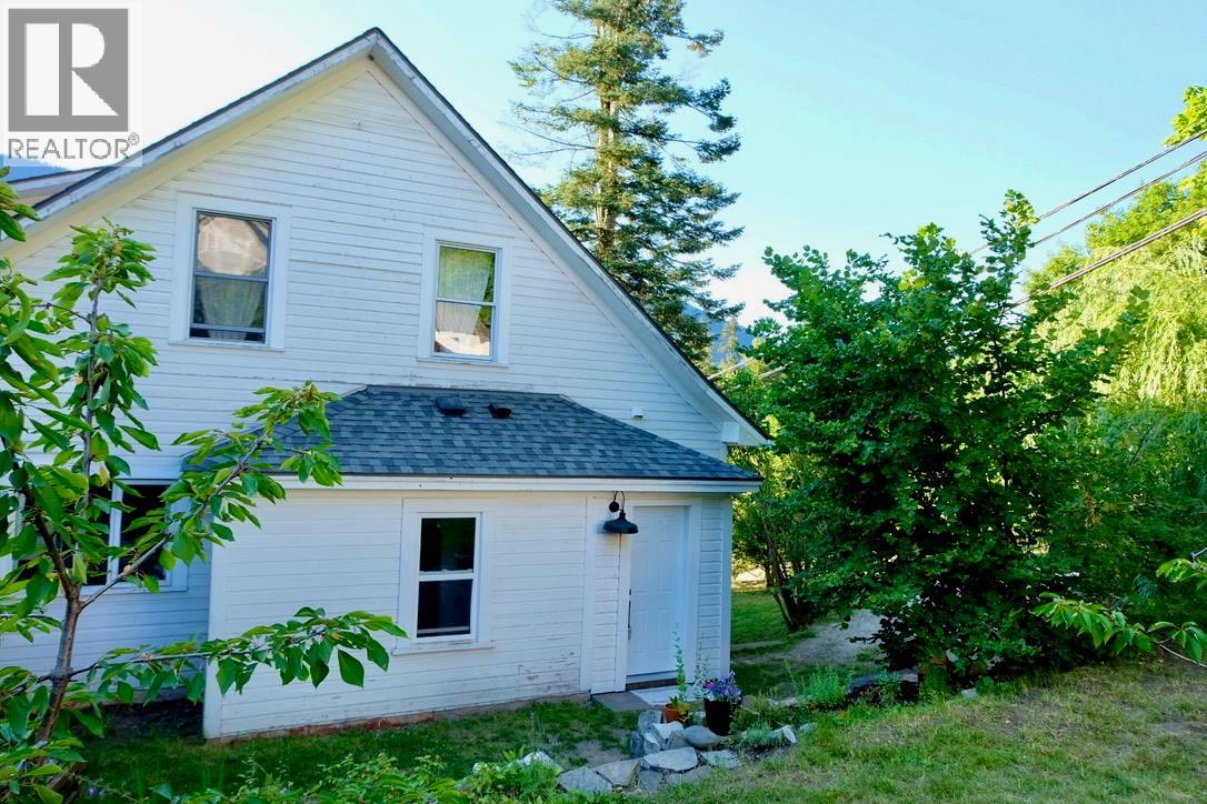 824 SILICA Street - 5