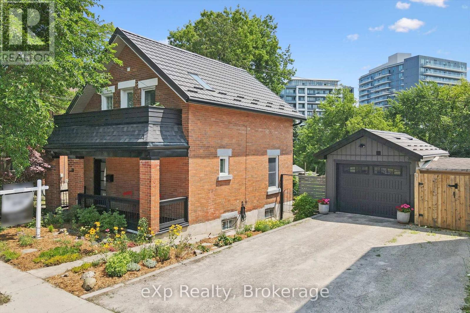 131 SURREY STREET E - 1