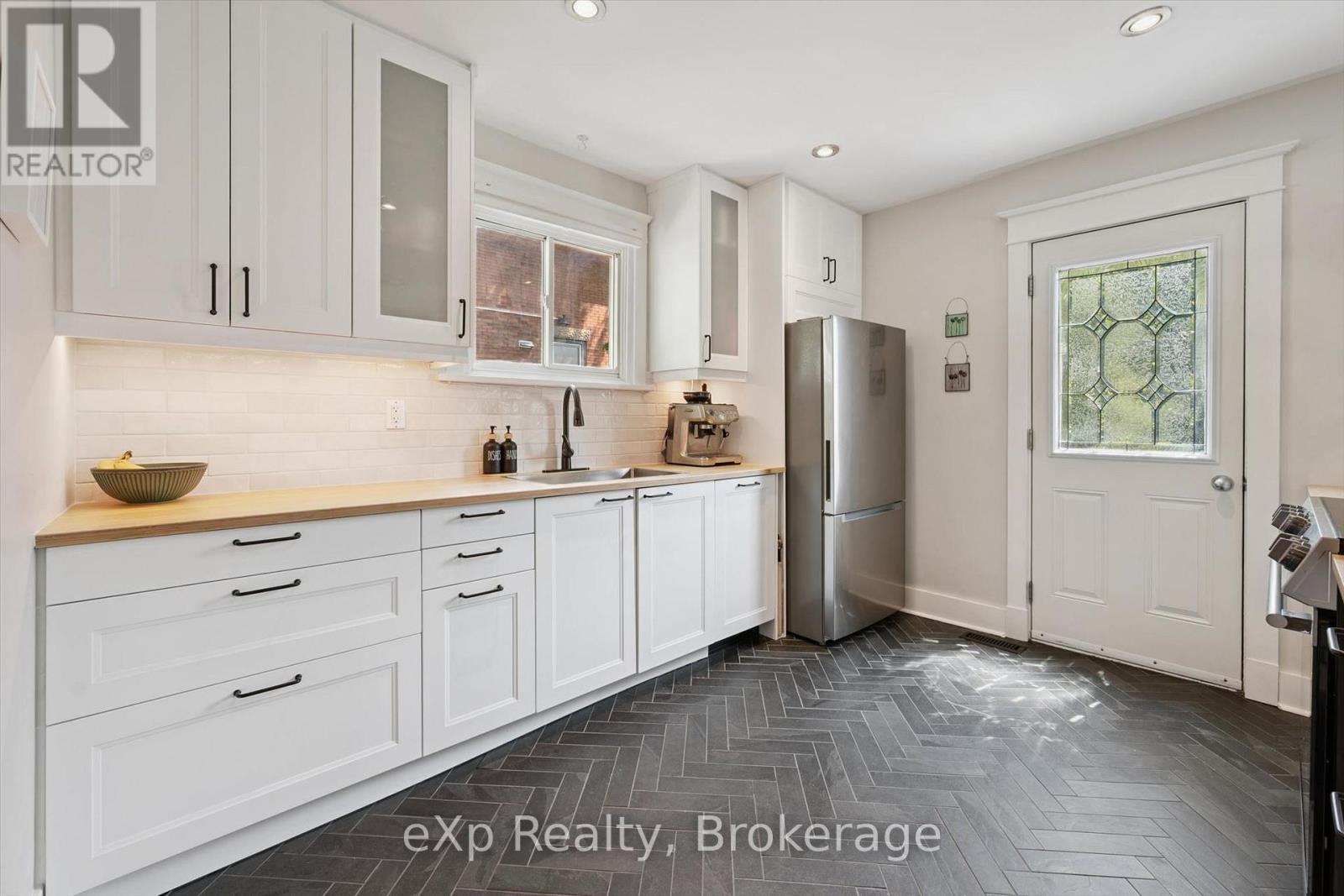 131 SURREY STREET E - 10