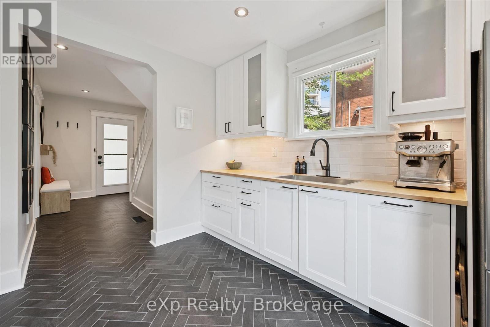 131 SURREY STREET E - 11