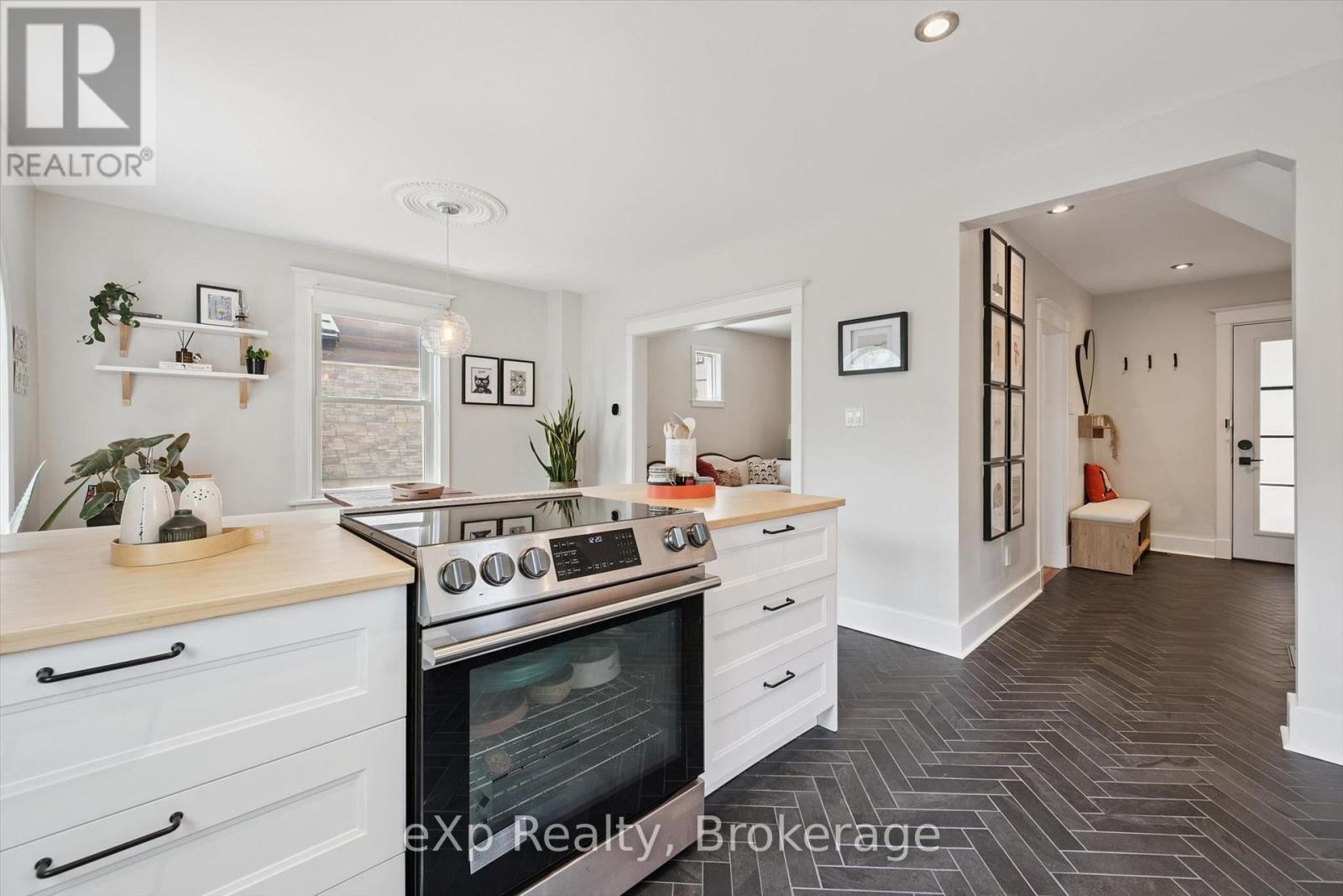 131 SURREY STREET E - 13