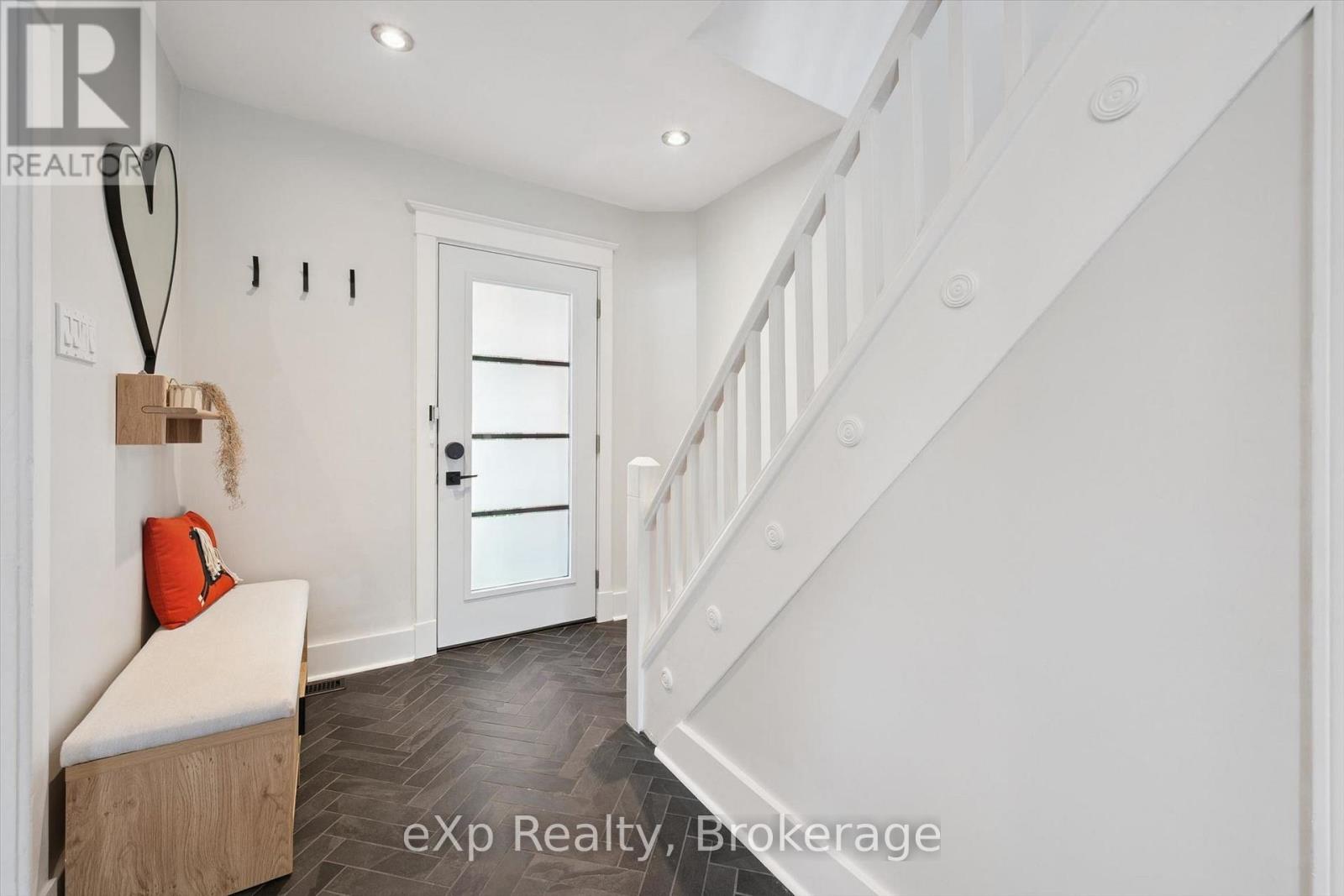 131 SURREY STREET E - 9