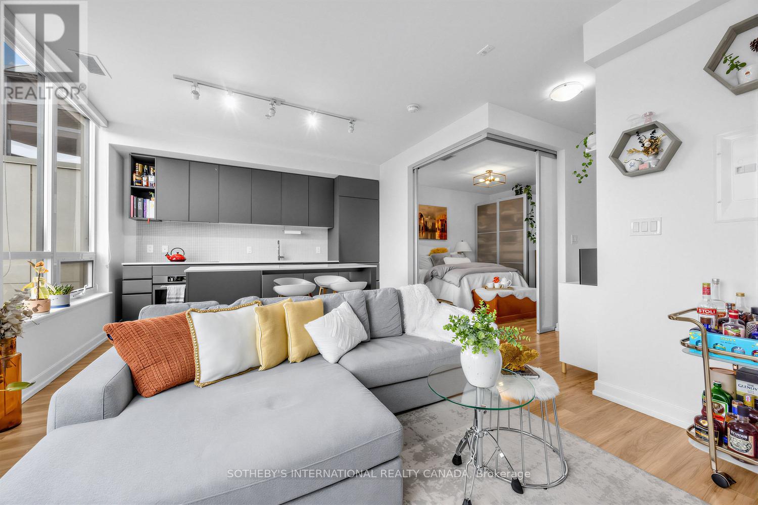 #714 377 MADISON AVENUE - 11