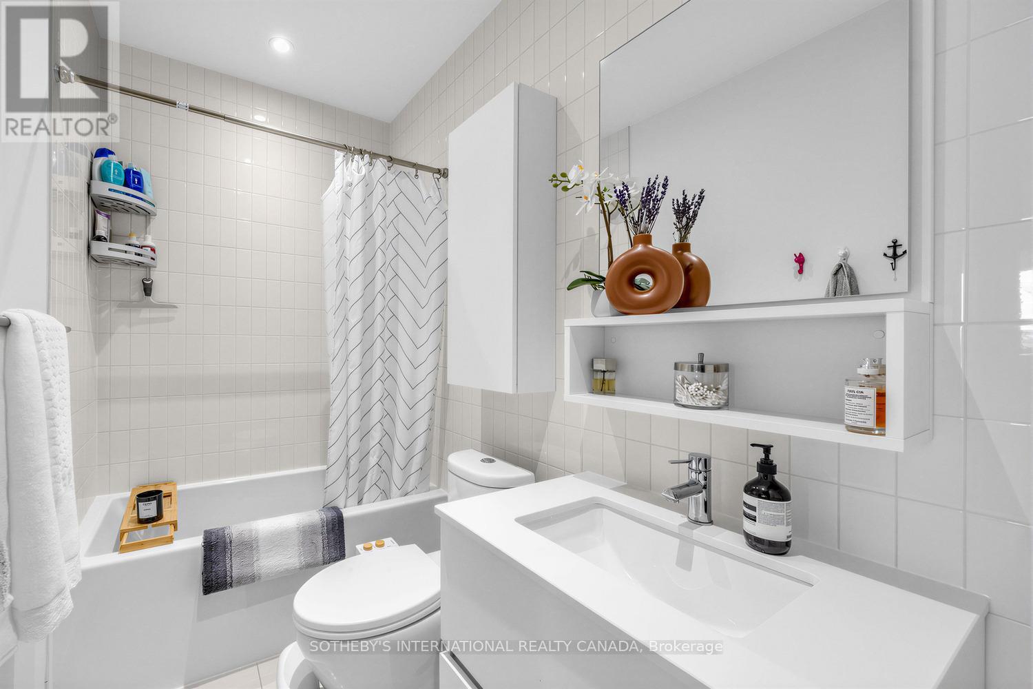 #714 377 MADISON AVENUE - 15