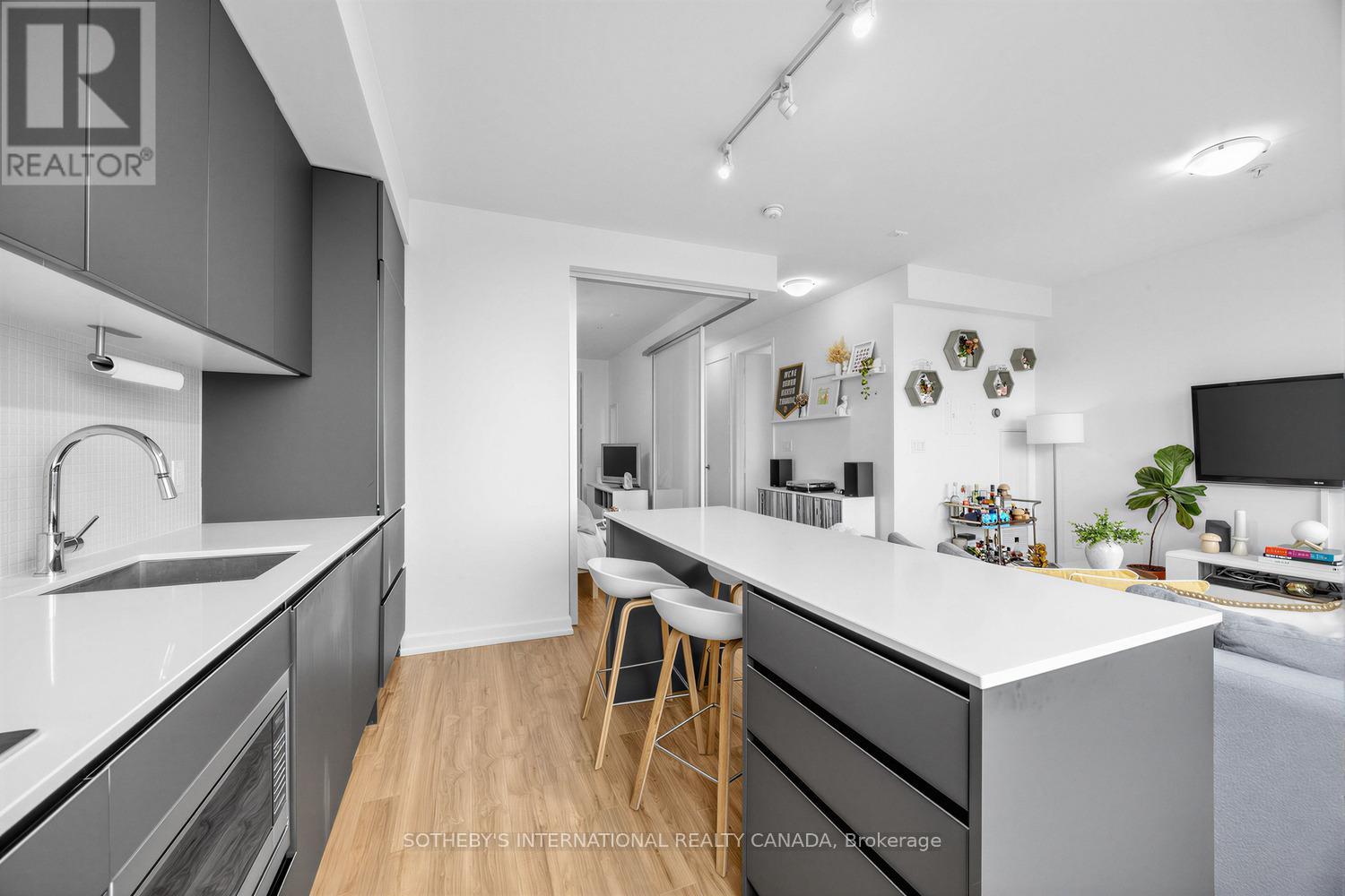 #714 377 MADISON AVENUE - 7