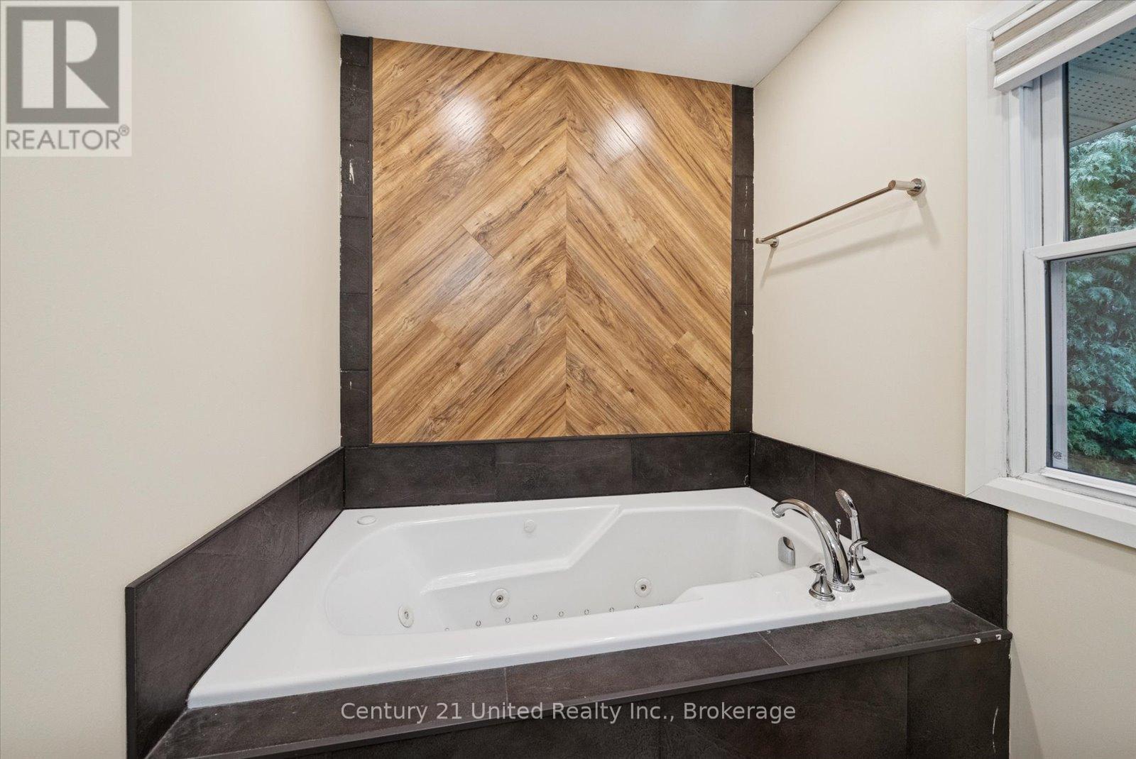 266 GREENWOOD ROAD - 24