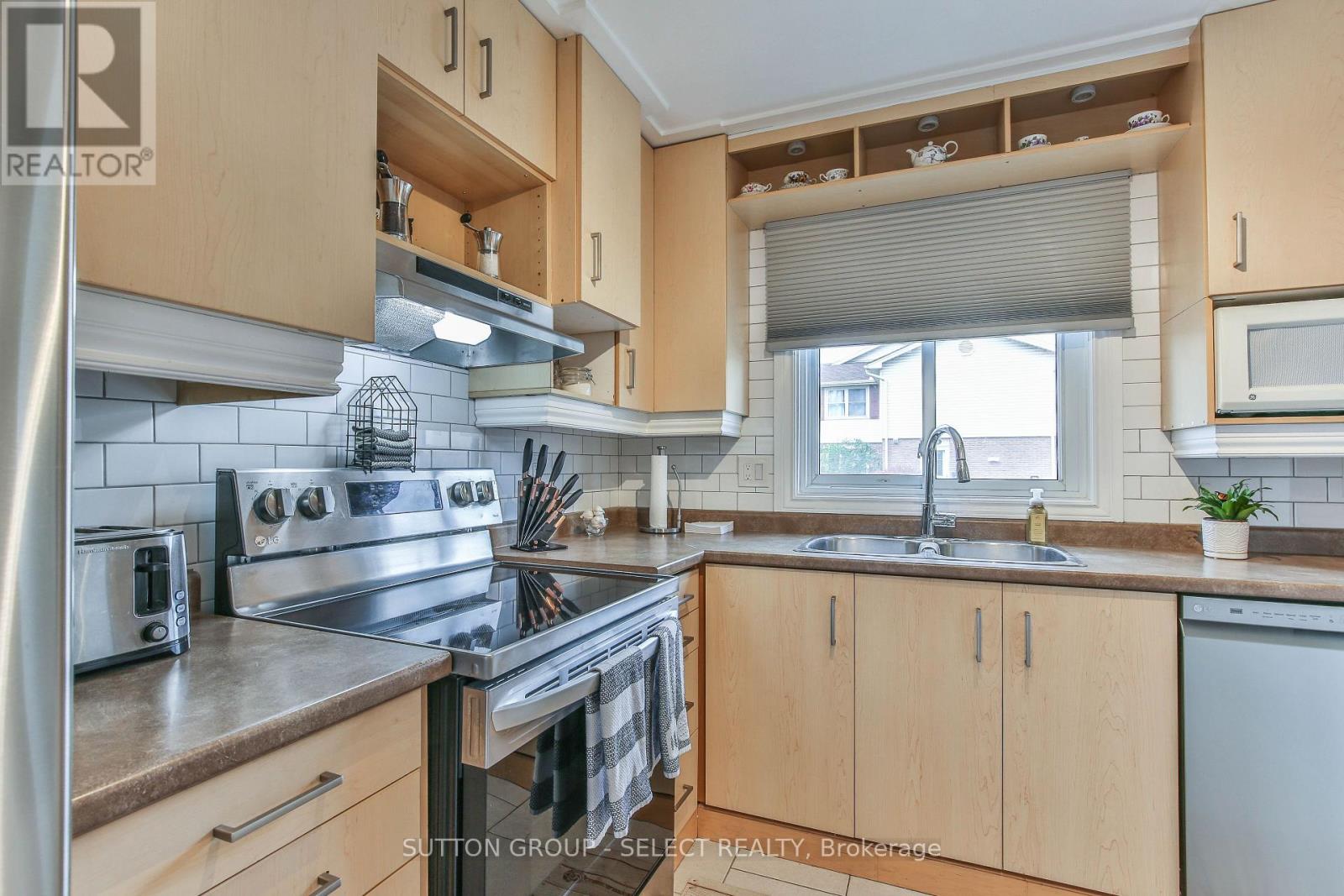 #226 230 CLARKE ROAD - 6