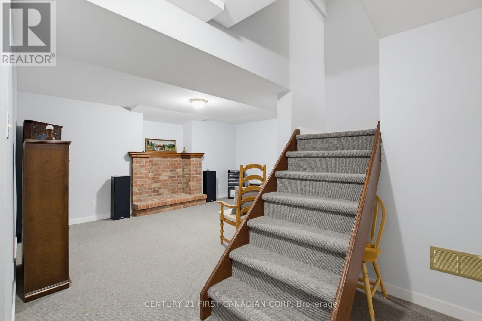127 CHALFONT CRESCENT - 32