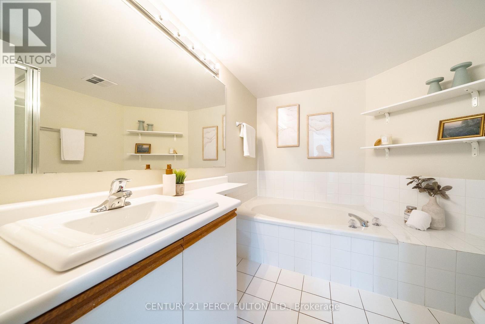 #206B 3231 EGLINTON AVENUE E - 19