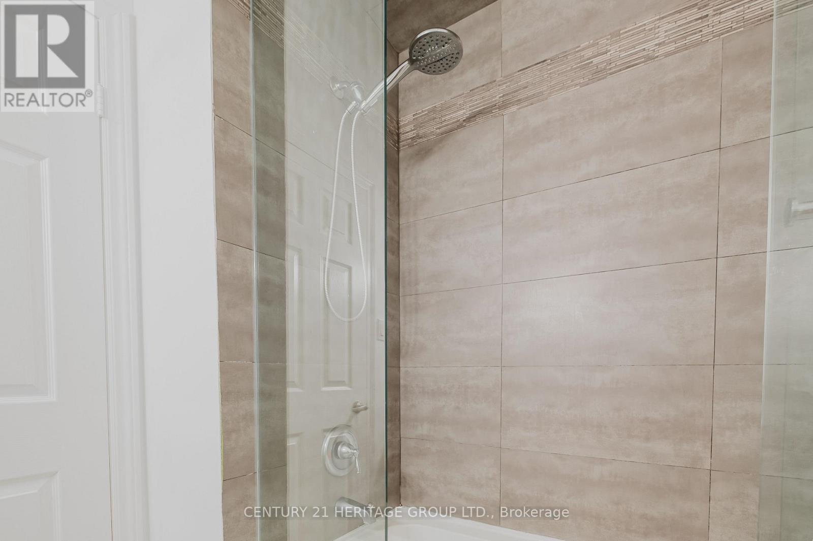 #35 80 MCCALLUM DRIVE - 23