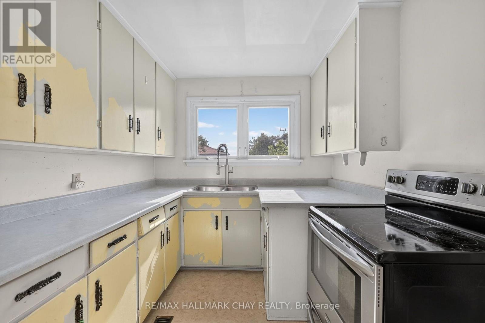 348 GROVE STREET E - 5