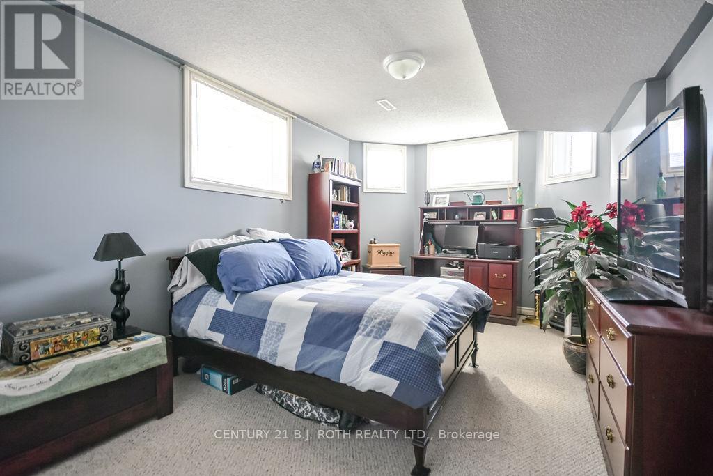 12 WHITE CRESCENT - 30