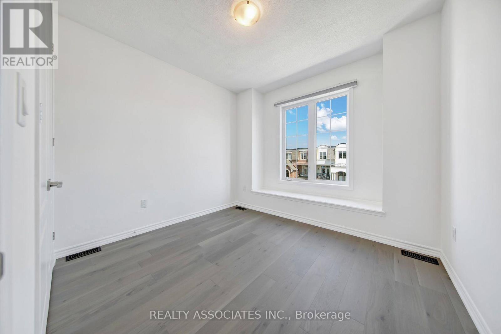17 VAUDEVILLE DRIVE - 17