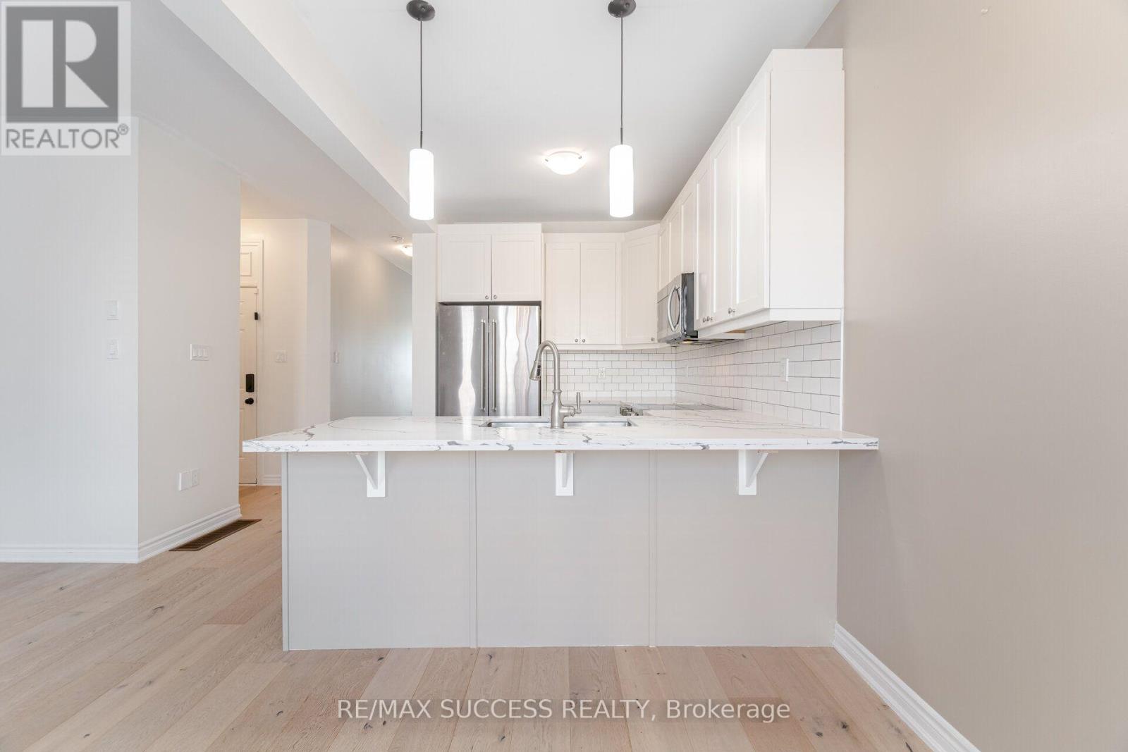 28 PICKETT PLACE - 18