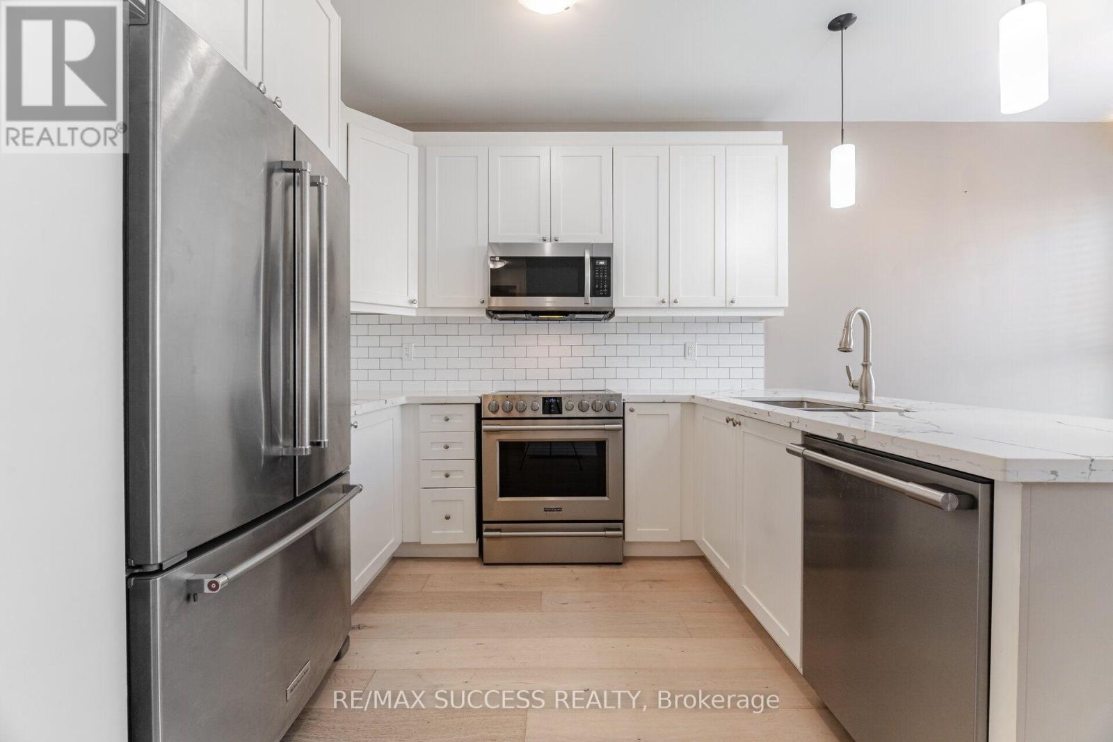 28 PICKETT PLACE - 19