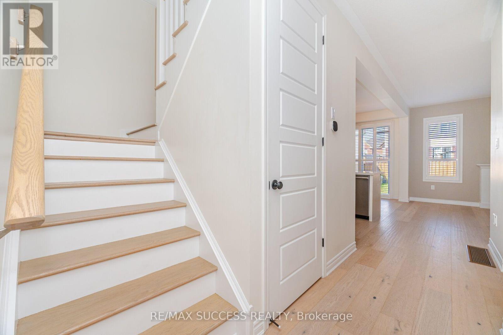 28 PICKETT PLACE - 26