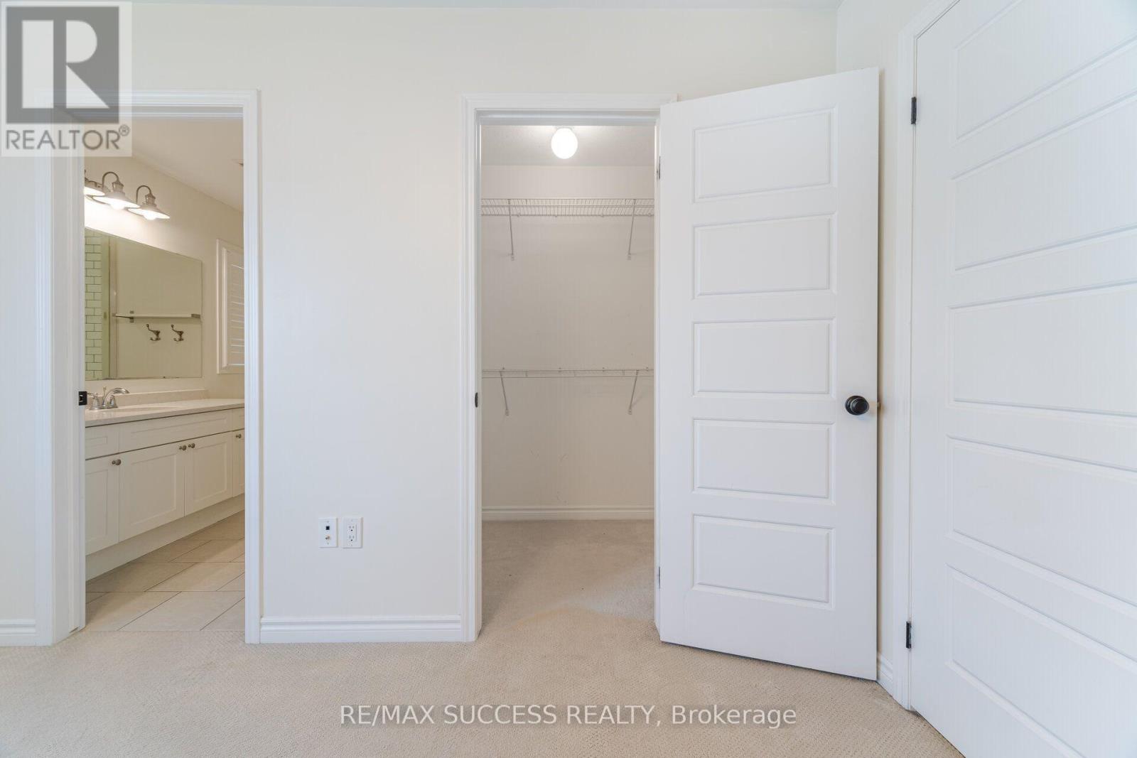 28 PICKETT PLACE - 32