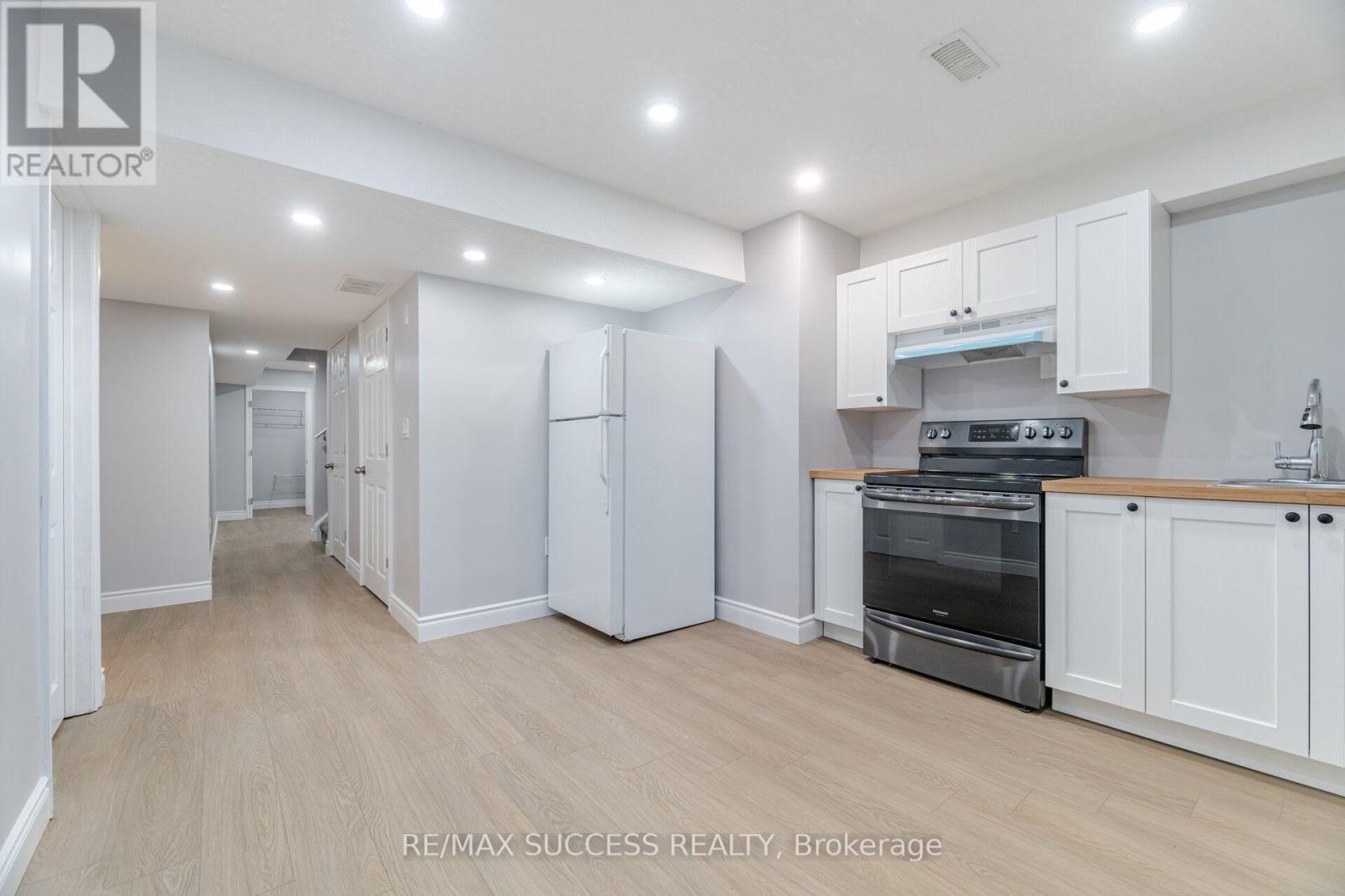 28 PICKETT PLACE - 40