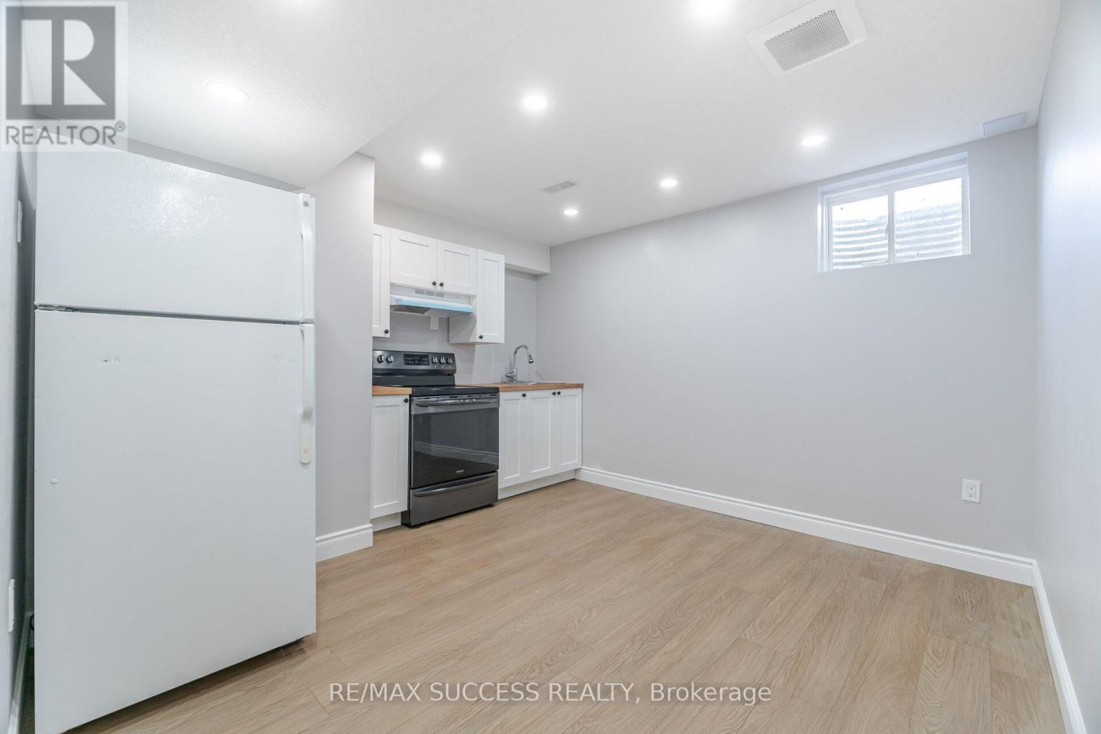 28 PICKETT PLACE - 41