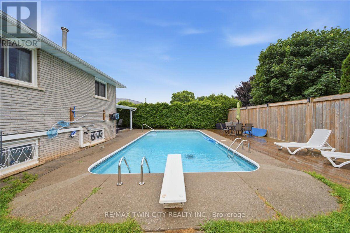 76 ENFIELD CRESCENT - 34