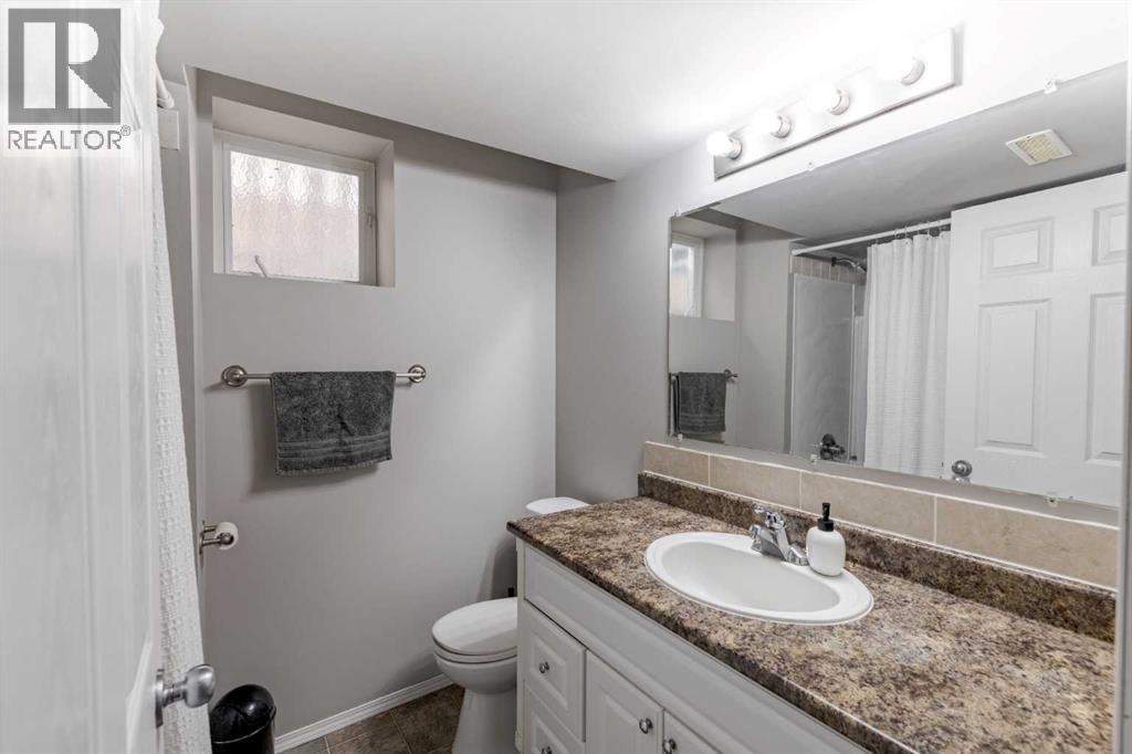 77 Blackfoot Crescent W - 24