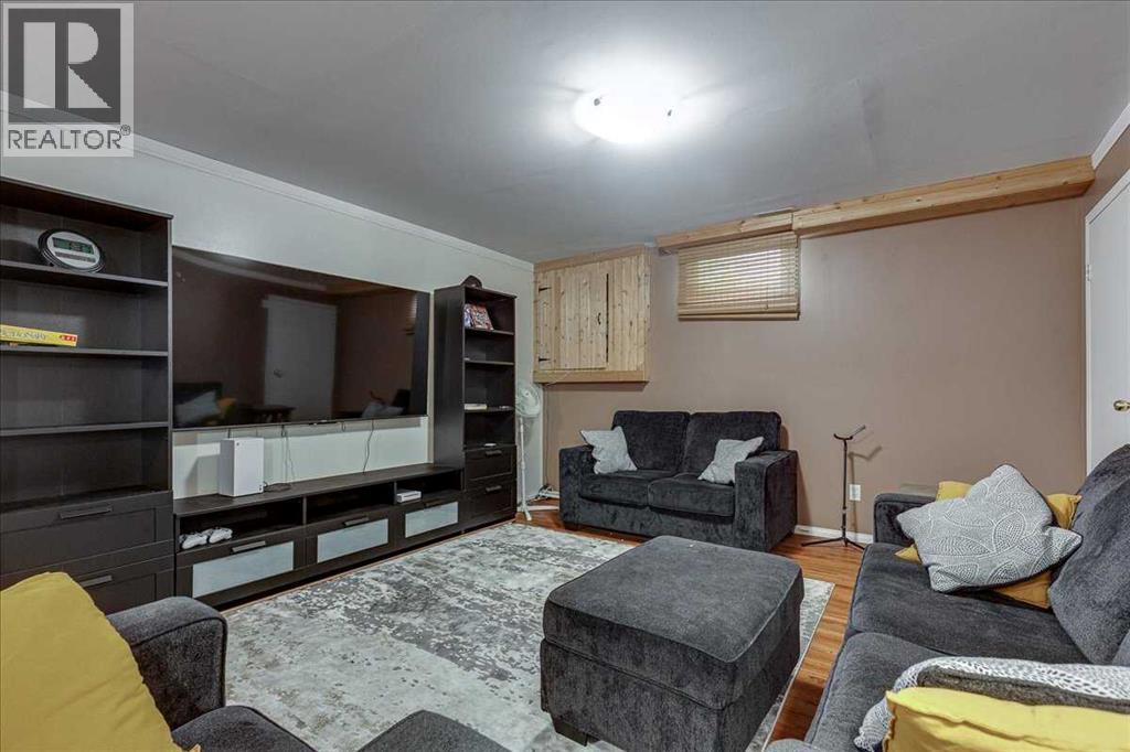 4709 55 Avenue - 35