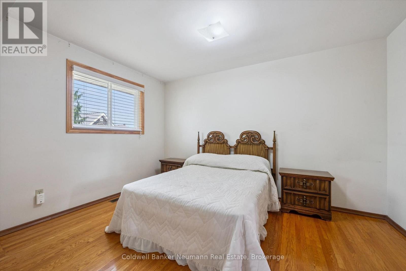 10 KARA LEE COURT - 22