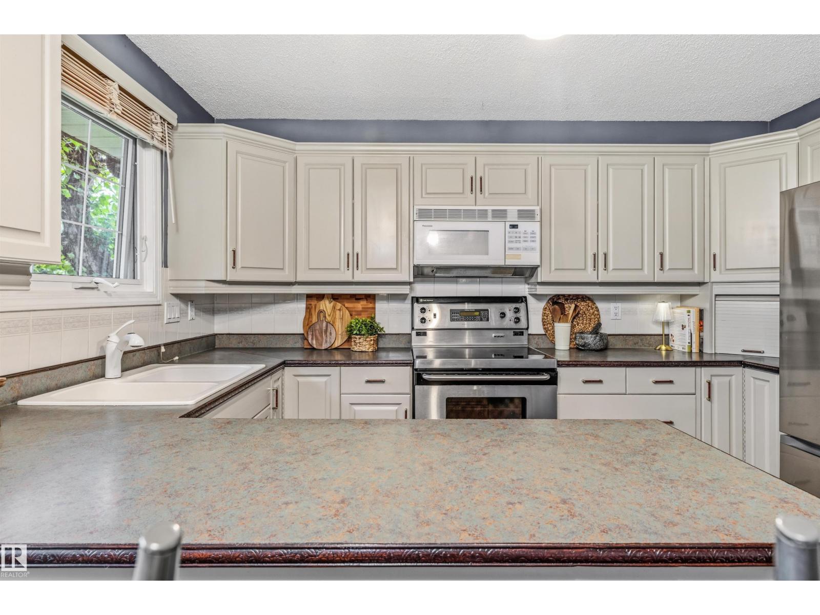 15915 112 ST NW - 11