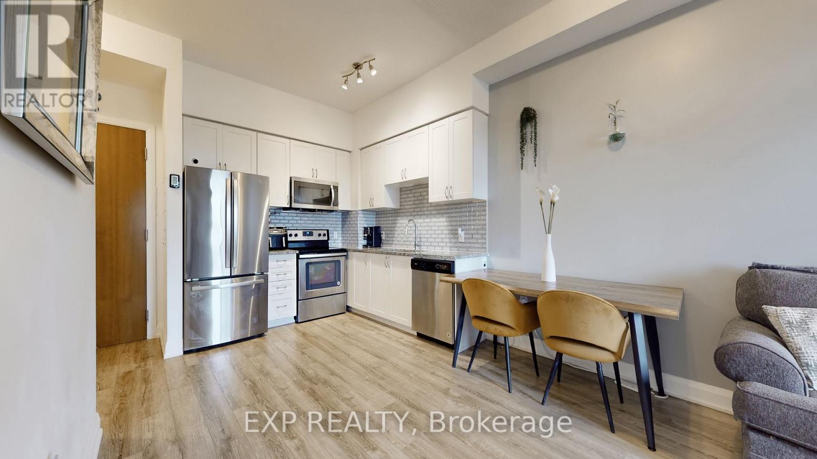 #206 2800 KEELE STREET - 3