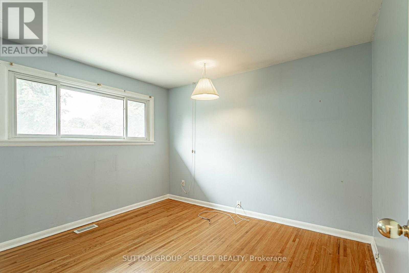 256 TWEEDSMUIR AVENUE - 12